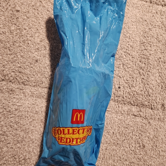 Hello Kitty Mcdonalds Collectors Meal Still Sealed In Package Hello Kitty Design - Picture 2 of 3